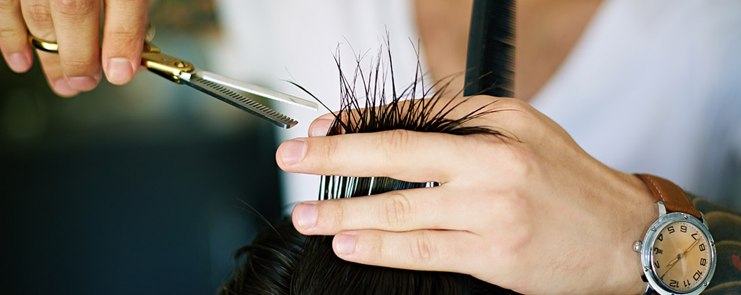 Photo a barber cutting hair